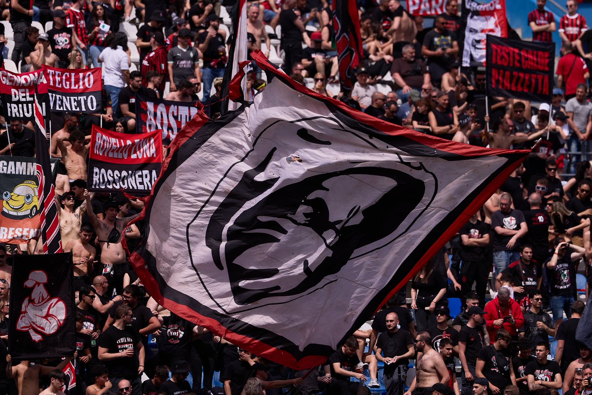 SempreMilanCom's tweet image. 👏 Credit where credit is due! Despite a horrible display by #ACMilan, the Curva Sud were amazing from start to finish
