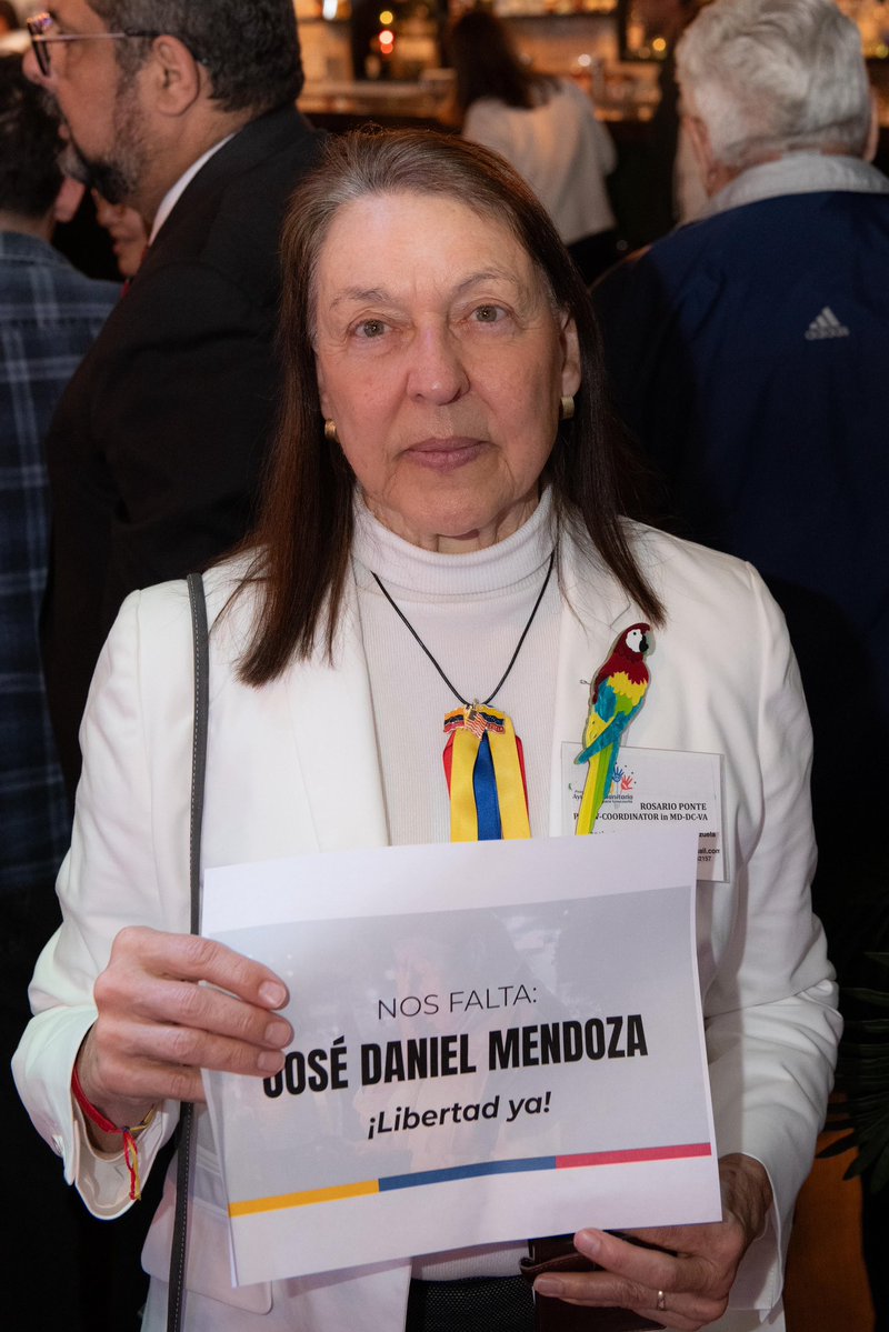 🇻🇪🇺🇸500 familias esperan un abrazo, esperan a un hijo, a un hermano, a un papá, a una mamá.

Los venezolanos en DC también esperan y exigen la libertad de los venezolanos y extranjeros. 

#QueSeanTodos