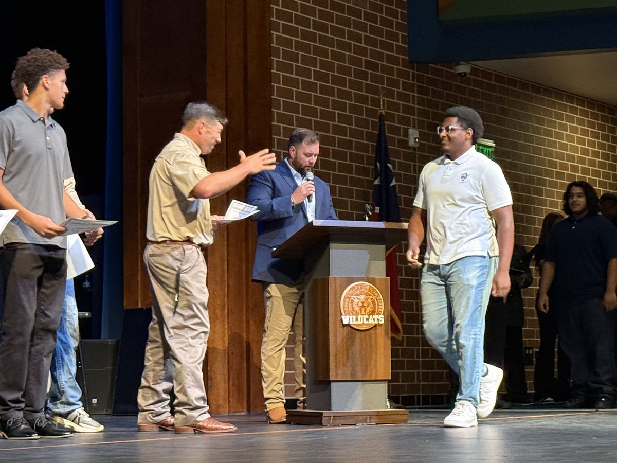 its_j_98's tweet image. Second varsity letter.
Grateful for my family, coaches, and my brothers. Seniors, thank you for the standard.
More on the way. #AGTG