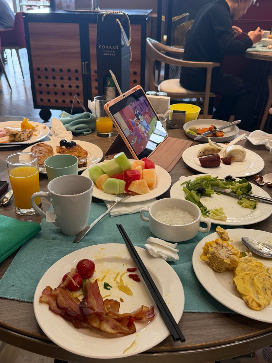 SiumuiK's tweet image. Fueling up for the day ahead!  There's nothing better than a slow morning with a full table. #Yum #BreakfastGoals #WeekendVibes