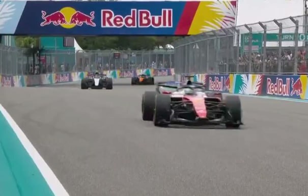 F1ingenerale_'s tweet image. Un super #Leclerc si prende la testa della gara al via: alle sue spalle #Antonelli e #Norris sono però vicini 👀

La gara #LIVE - wp.me/p9osFi-1AXA

#F1 #MiamiGP