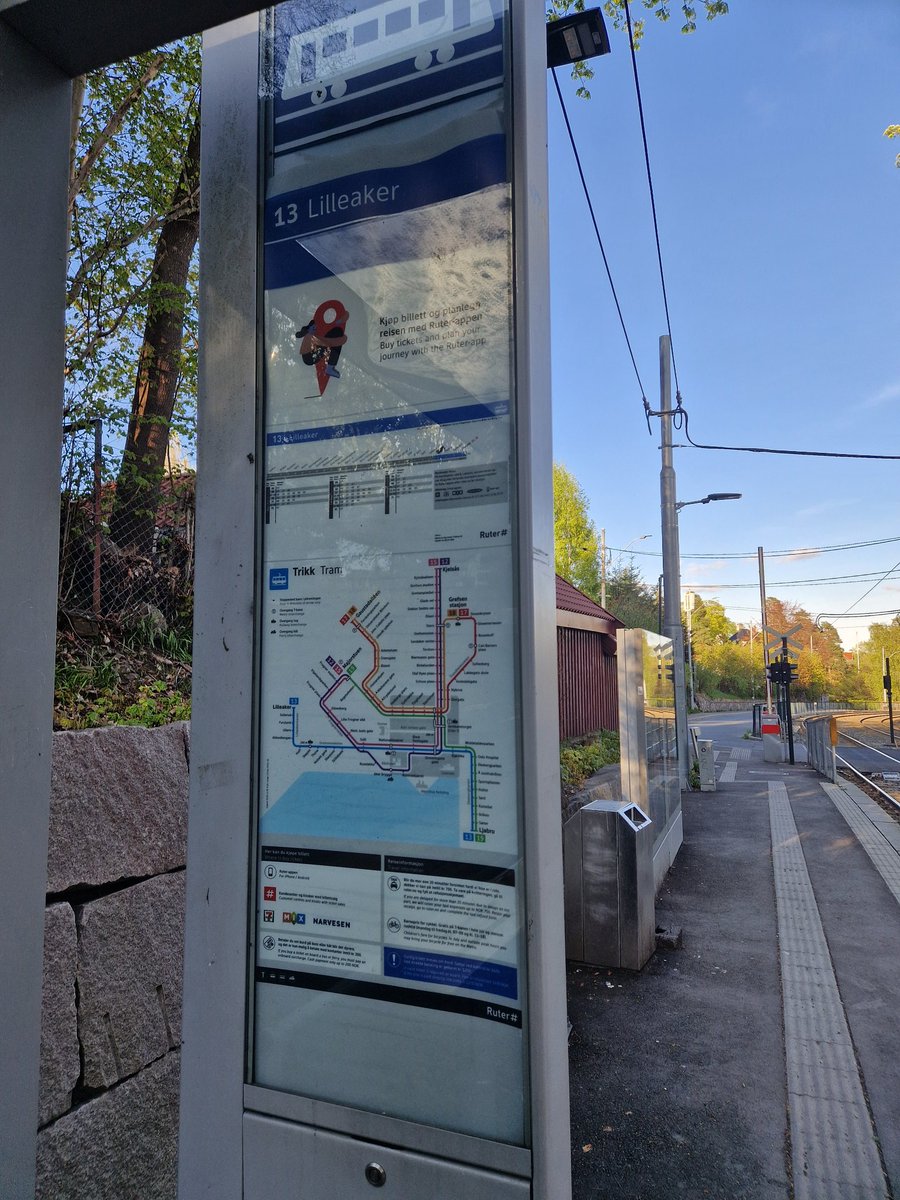 RumJonathan's tweet photo. @Ruter På Ullern mot Lilleaker hadde informasjonsplakaten på bildet falt ut. Jeg fikk plassert den tilbake i "skapet", men døra hadde en spesiell lås som krever en nøkkel jeg ikke har. Kunne dere fått sendt ut en med nøkkel for å låse den slik at den ikke faller ut igjen? https://t.co/VMxo4cxDZ2