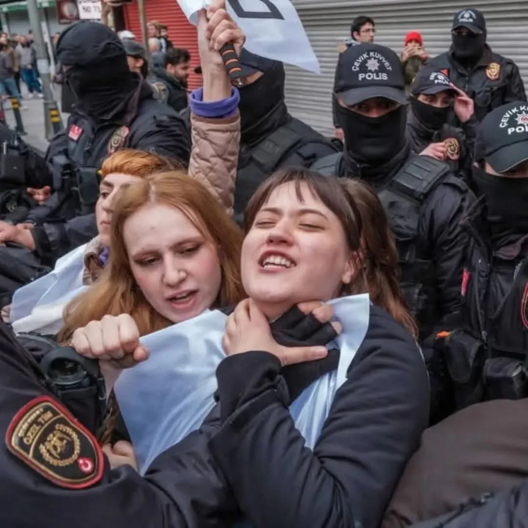 Çoğu kuran kurslarında, imam hatiplerde yetişen siyasal islamcı militanlar zulmederken yaşa başa bakmıyorlar, nerdeyse boğacak kızı, ruhları bozuk bunların.!