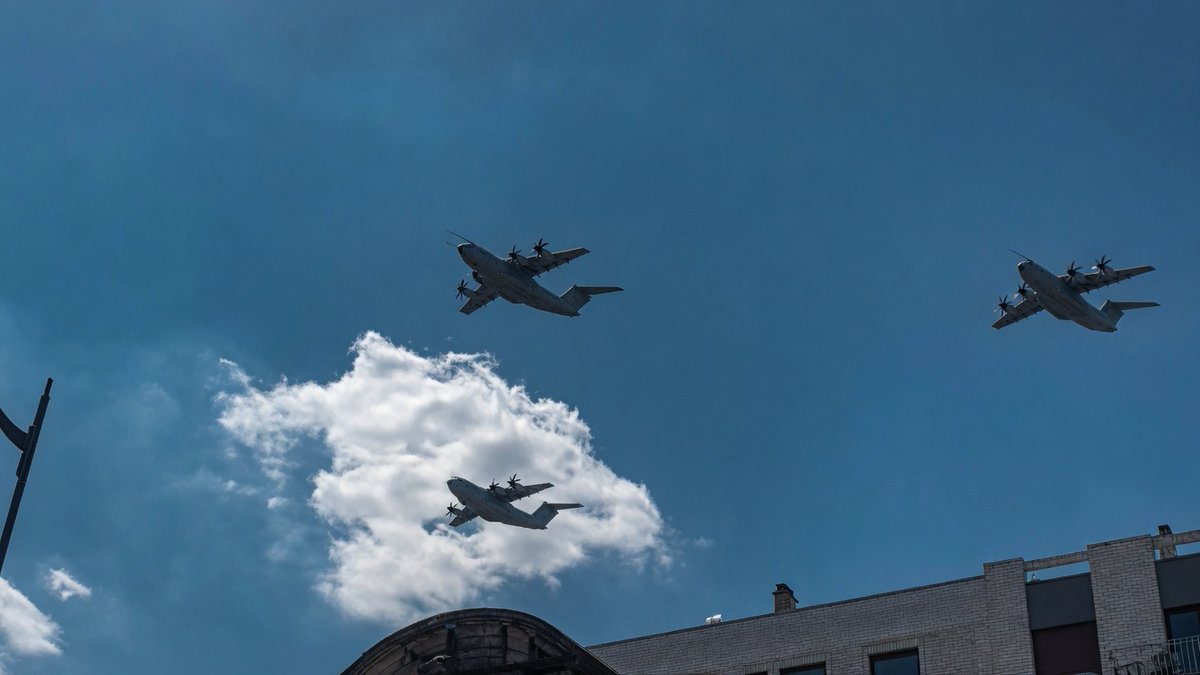 info_Paris_IDF's tweet image. 🔴 FLASH - #Paris : Un 14-Juillet pas comme les autres ?

👉 Emmanuel Macron a prévu de marquer les esprits avant de quitter l’Élysée. Les dirigeants d’États membres de la Coalition des volontaires, engagés dans le soutien à l’Ukraine seront invités. (ActuFr) #Armées