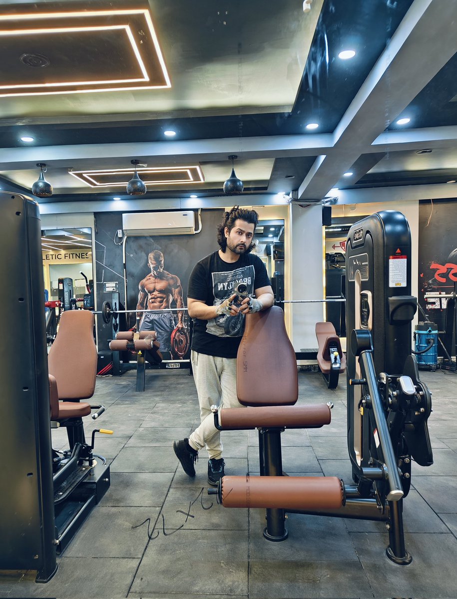 ActorFarhankhan's tweet image. Just finished an intense workout session at the gym! 💪 Feeling refreshed and energized after pushing my limits. Time to unwind and recover. 🏋️‍♂️✨ What's your favorite way to de-stress after a workout? 😌 #GymLife