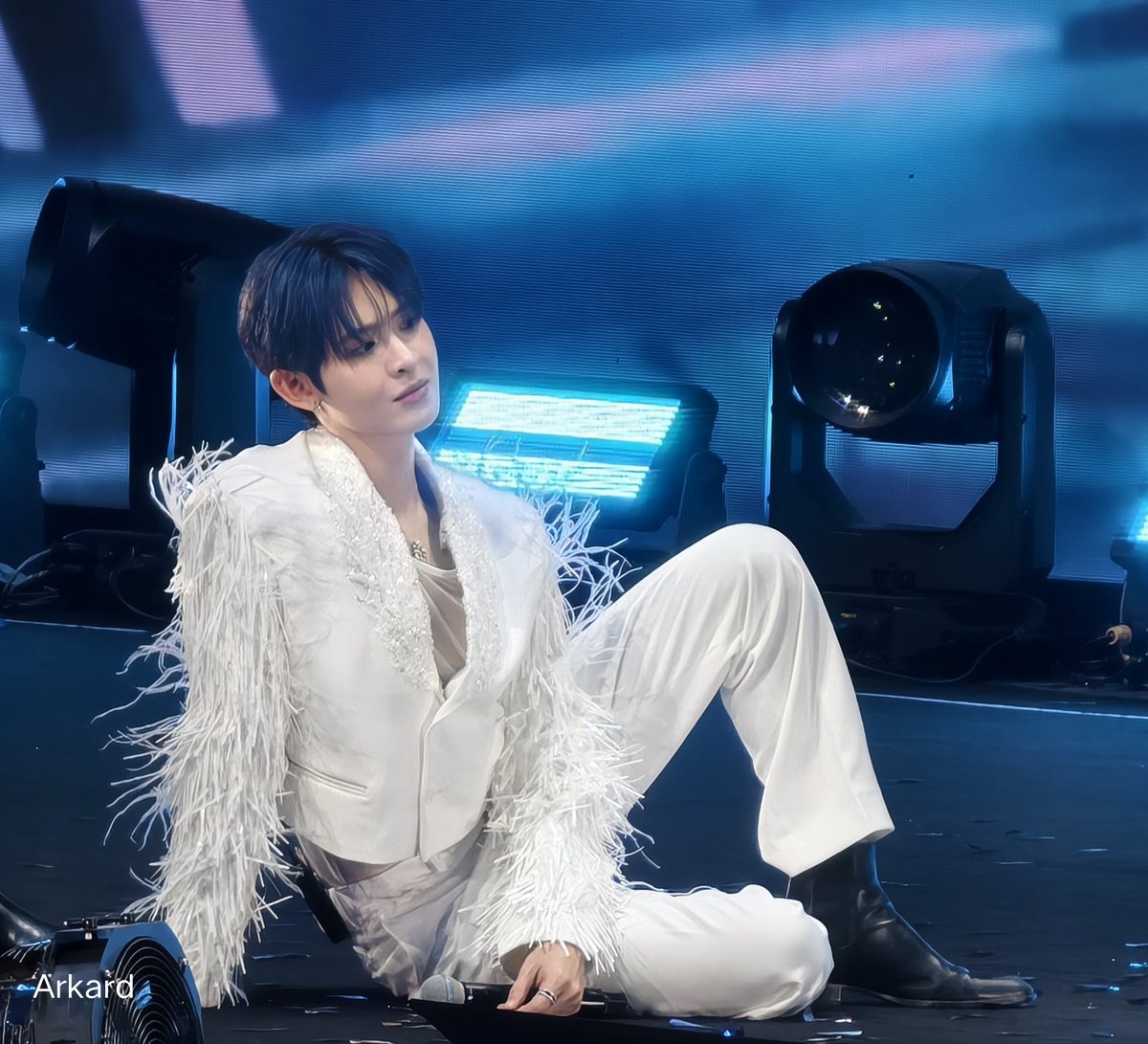 ท่านั่งฟังเพื่อนแนะนำลูกๆ นางพญามากพ่อ

JAMESSU AT DMDLAND3 D2
#DMDLAND3DAY2 
#JamesSu
