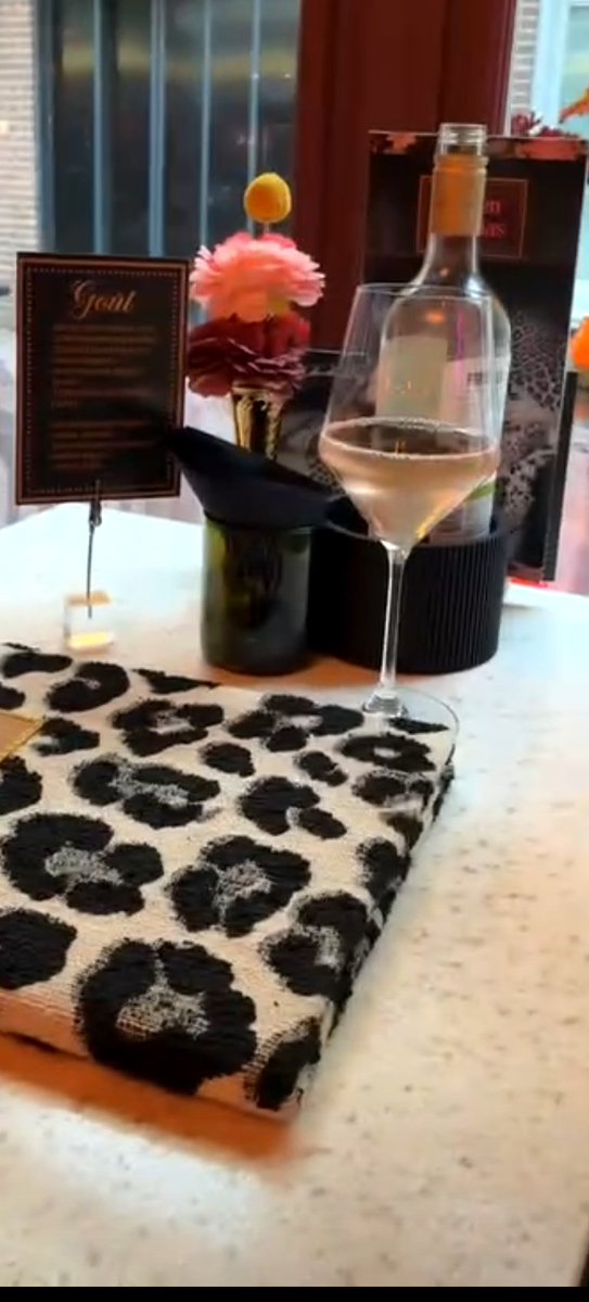 carolie06451008's tweet image. Heerlijk romantisch wijnen,wijnen 🤣
#Wijnbar #Apeldoorn