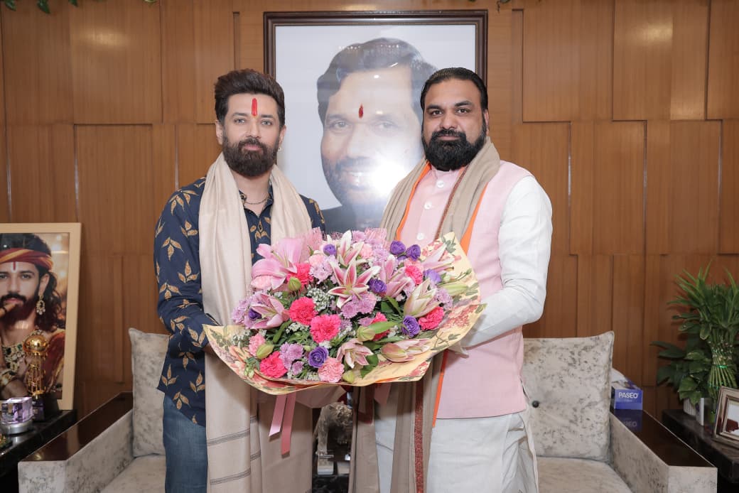 ranu_it_cell's tweet photo. आज नई दिल्ली में बिहार के माननीय मुख्यमंत्री श्री  @samrat4bjp जी ने राष्ट्रीय अध्यक्ष सह केंद्रीय मंत्री आदरणीय श्री @iChiragPaswan जी से मुलाकात की।

इस दौरान बिहार के समग्र विकास और "बिहार फर्स्ट - बिहारी फर्स्ट" के विजन को धरातल पर उतारने को लेकर विस्तृत चर्चाएं हुई। https://t.co/lXNoZR3Ndr