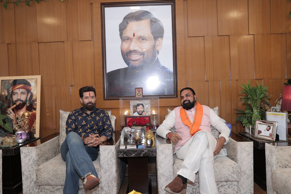 ranu_it_cell's tweet photo. आज नई दिल्ली में बिहार के माननीय मुख्यमंत्री श्री  @samrat4bjp जी ने राष्ट्रीय अध्यक्ष सह केंद्रीय मंत्री आदरणीय श्री @iChiragPaswan जी से मुलाकात की।

इस दौरान बिहार के समग्र विकास और "बिहार फर्स्ट - बिहारी फर्स्ट" के विजन को धरातल पर उतारने को लेकर विस्तृत चर्चाएं हुई। https://t.co/lXNoZR3Ndr