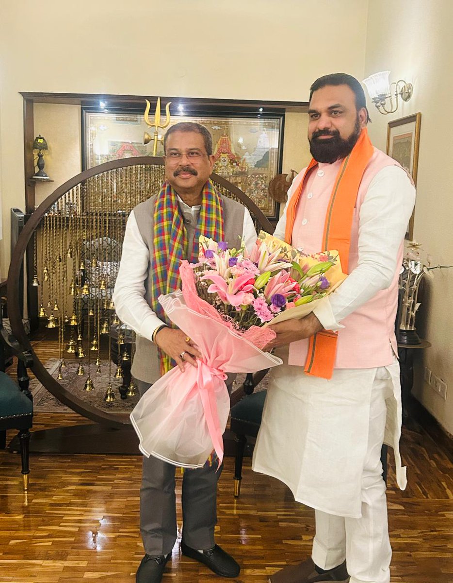 dpradhanbjp's tweet photo. आज बिहार के माननीय मुख्यमंत्री श्री @samrat4bjp जी से आत्मीय भेंट हुई। https://t.co/3F57Qu058h