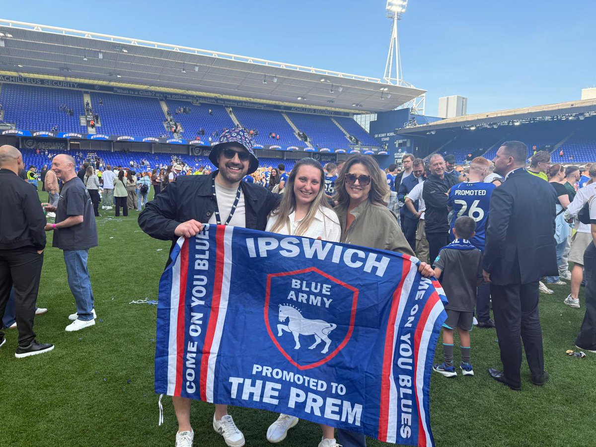 amynpurser's tweet photo. And in the blink of an eye, another season is over🚜💙 https://t.co/B2u9Av952M