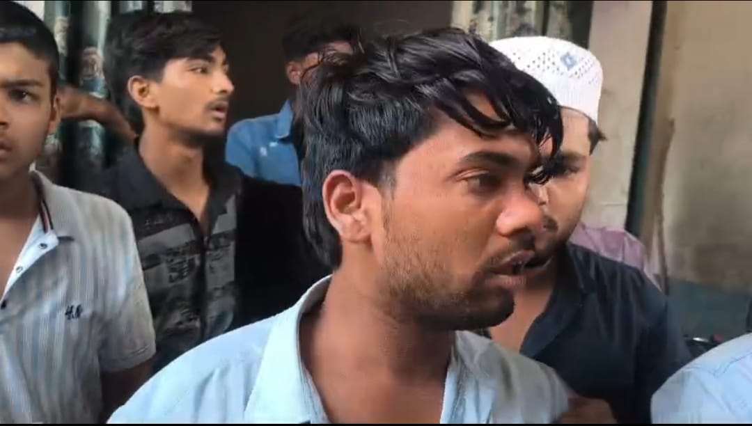 Arvindk39934656's tweet image. मुरादाबाद के भगतपुर थाना क्षेत्र में एकतरफा प्यार का मामला सामने आया है। 

 चांदपुर मे युवती का पीछा कर रहे युवक को परिजनों ने बीच चौराहे पर पकड़ लिया #videoviral 

आरोपी पर कई महीनों से परेशान करने,ओर मैसेज भेजने और मिलने का दबाव बनाने का आरोप लगाया
@moradabadpolice @Uppolice