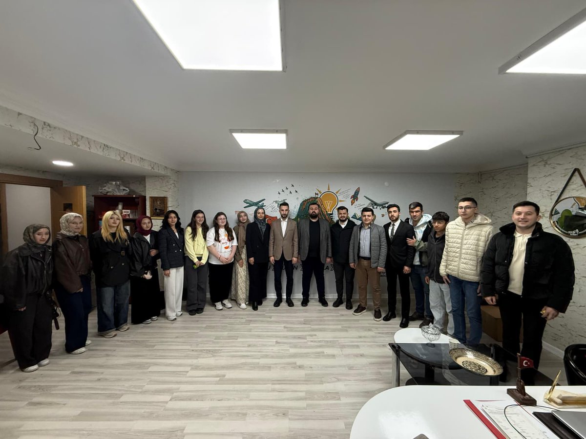 yenisecmenafyon's tweet photo. Yönetim kurulu toplantımızı, Değerli katılımlarıyla bizleri onurlandıran Yeni Seçmen Genel Merkez Başkanımız @tkutluay64 ve MYK üyemiz @mehmetkocamantr ile birlikte İl Başkanlığımızda gerçekleştirdik.
Teşkilatımızın da katılımıyla verimli bir toplantı gerçekleştirdik. https://t.co/f40OOH1sqJ