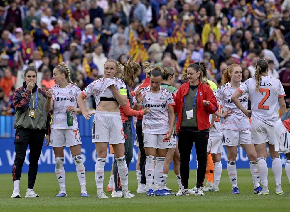 mundopelotanet's tweet photo. ✖️🇩🇪 El Bayern Münich ha sufrido SOLO 2 DERROTAS en la temporada 2025/2026 entre TODAS las competencias:

❌ 7-1 vs Barcelona en Fase Liga de la UWCL
❌ 4-2 vs Barcelona en la semifinal de vuelta de la UWCL

A las bávaras que les queda la DFB Pokal para lograr el triple doméstico. Gran temporada.