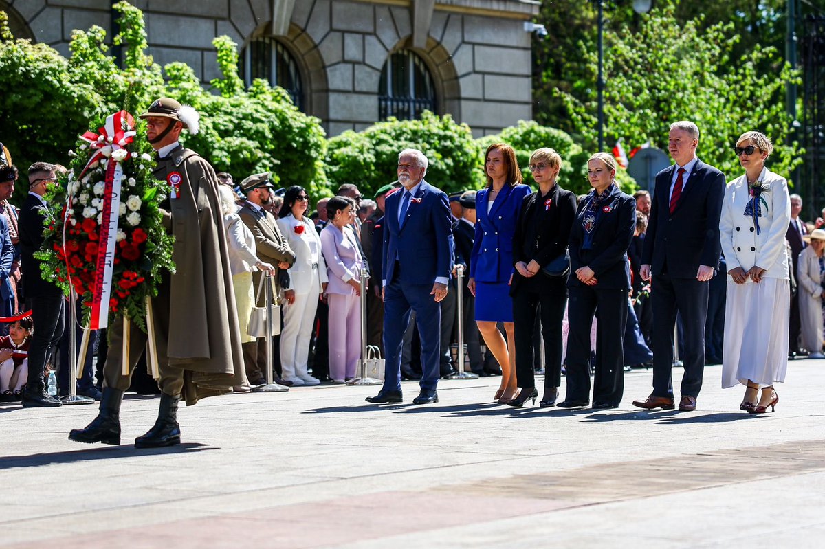 PTocka's tweet photo. Niech się święci #3Maj Niech żyje Polska. Święto Konstytucji 3 Maja-dziś obchodzimy 235. rocznicę uchwalenia pierwszej w Europie i drugiej na świecie konstytucji. Niech to święto przypomni nam o naszej dumnej historii i jedności narodowej, będąc inspiracją dla kolejnych pokoleń https://t.co/SmByiHAG8V