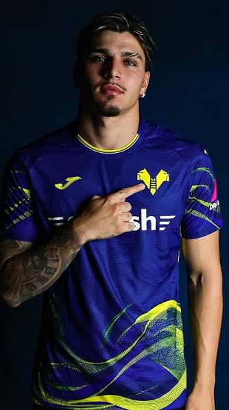 NTFootballHub's tweet image. Hellas Verona ST Isaac Tomich (22), born in Brazil, is eligible for Croatia.

The former Atlético Mineiro player has never been capped by 🇧🇷 at any level.

He is on the bench vs Juventus (Live).
He proudly displays 🇭🇷 on IG.

World Cup with #Croatia? 👇
#JuveVerona