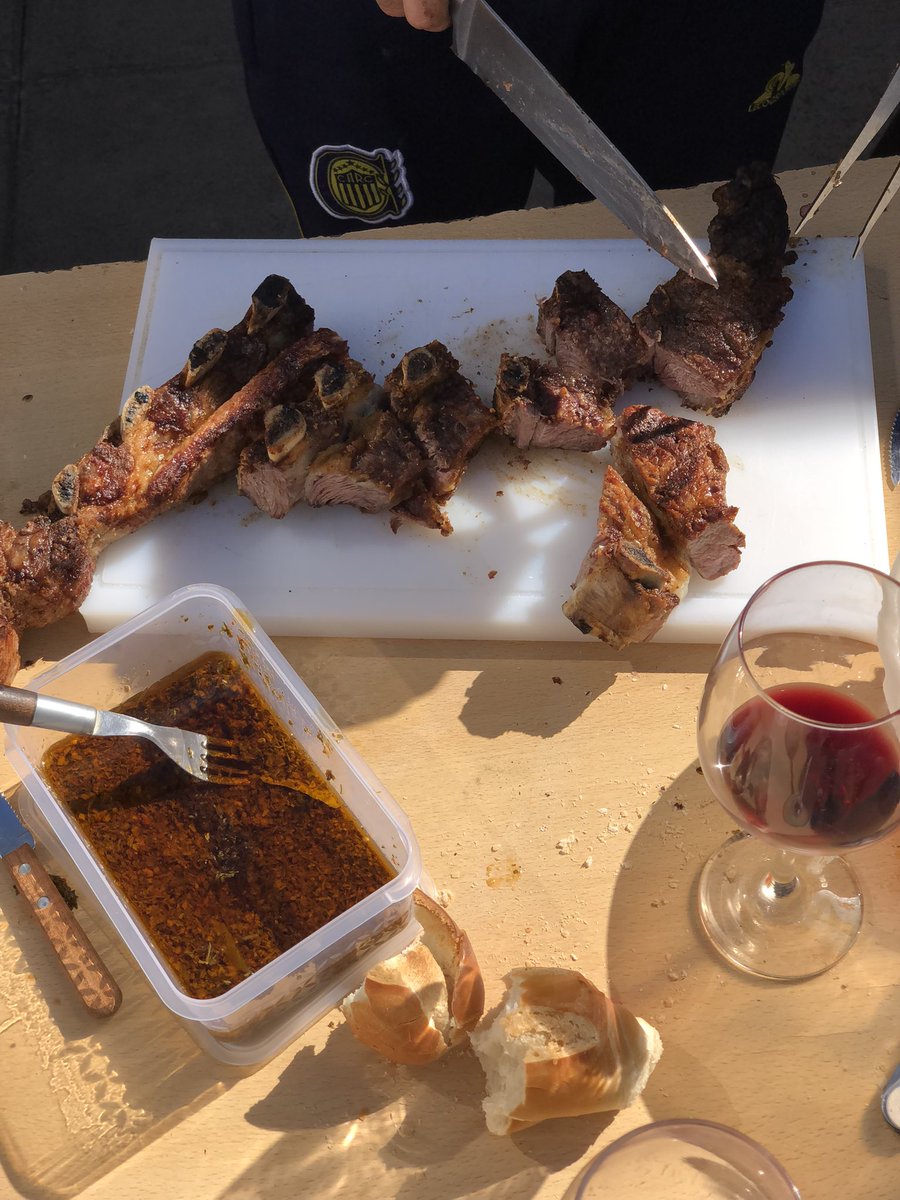 Así se come un asado con amigos, pedazo de re puto libertario de mierda. Carancheo, moscas revoloteando y así nomás, que es esa presentación de verga para instagram. 

(en la primera imagen había chinchu pero no llegaron a la foto)