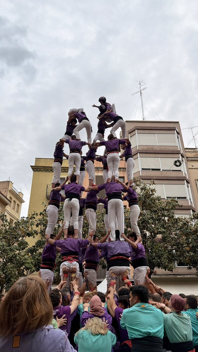 CCFigueres's tweet photo. Bona diada de Santa Creu! 💜

Avui hem actuat a casa, hem fet 4pd4, 5d7, 7d7, 4d7a, vano de 5, pilar al balcó i pilars de mainada 🔥

Quin honor haver actuat al costat de @CCSPISP i amb @Airenou 🤝🏻

Moltes gràcies per venir @XerricsOlot , @montgri i @minyonsdesc #castellers https://t.co/0JgIwwk1nm