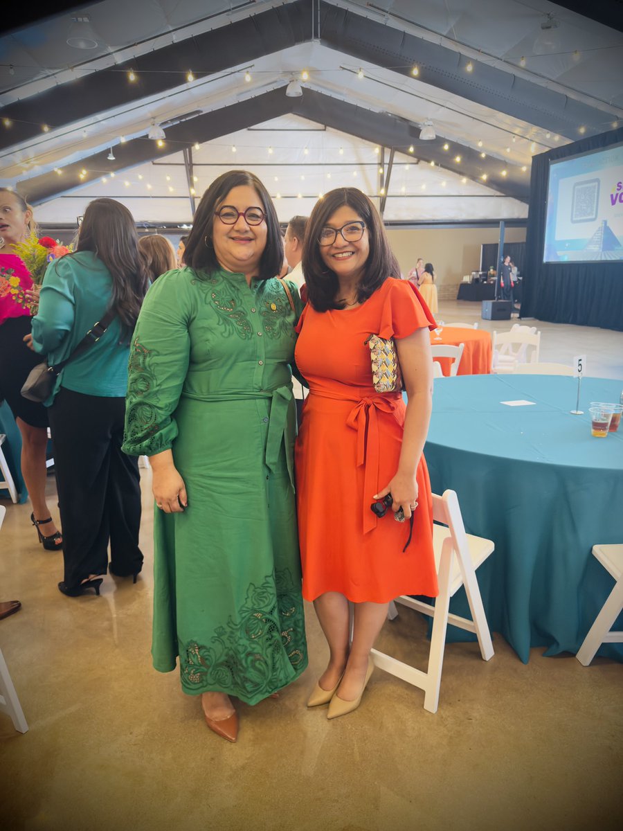 AriannyRocks's tweet photo. Premios que llenan de esperanza 💚
Esperanza Awards that remind you why it’s worth it.

Honrando a maestros que transforman vidas en Arizona junto a Chicanos Por La Causa. Historias que emocionan… y devuelven la fe en la comunidad.

#PremiosEsperanza #Arizona #GenteLinda https://t.co/UQMhGcBDvB