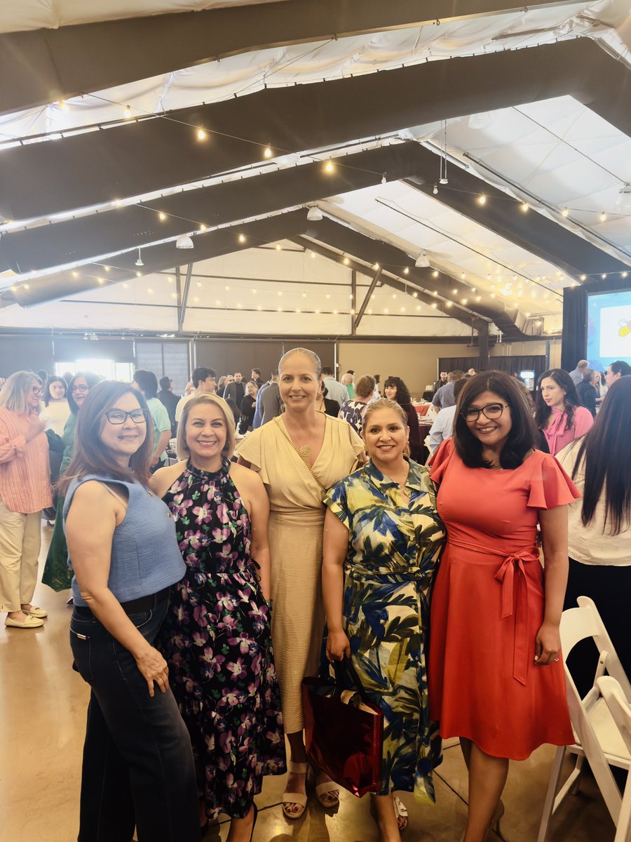 AriannyRocks's tweet photo. Premios que llenan de esperanza 💚
Esperanza Awards that remind you why it’s worth it.

Honrando a maestros que transforman vidas en Arizona junto a Chicanos Por La Causa. Historias que emocionan… y devuelven la fe en la comunidad.

#PremiosEsperanza #Arizona #GenteLinda https://t.co/UQMhGcBDvB