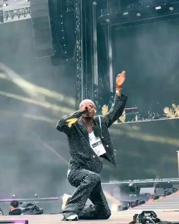 MonguMoise's tweet image. 🗞🇫🇷 FRANCE | « Petit Fally », malgré quelques années seulement de carrière, a assuré la première partie du concert de Fally Ipupa au Stade de France.

🗣 : Merci Fally..,Merci Fally, Merci Fally...

#Senator