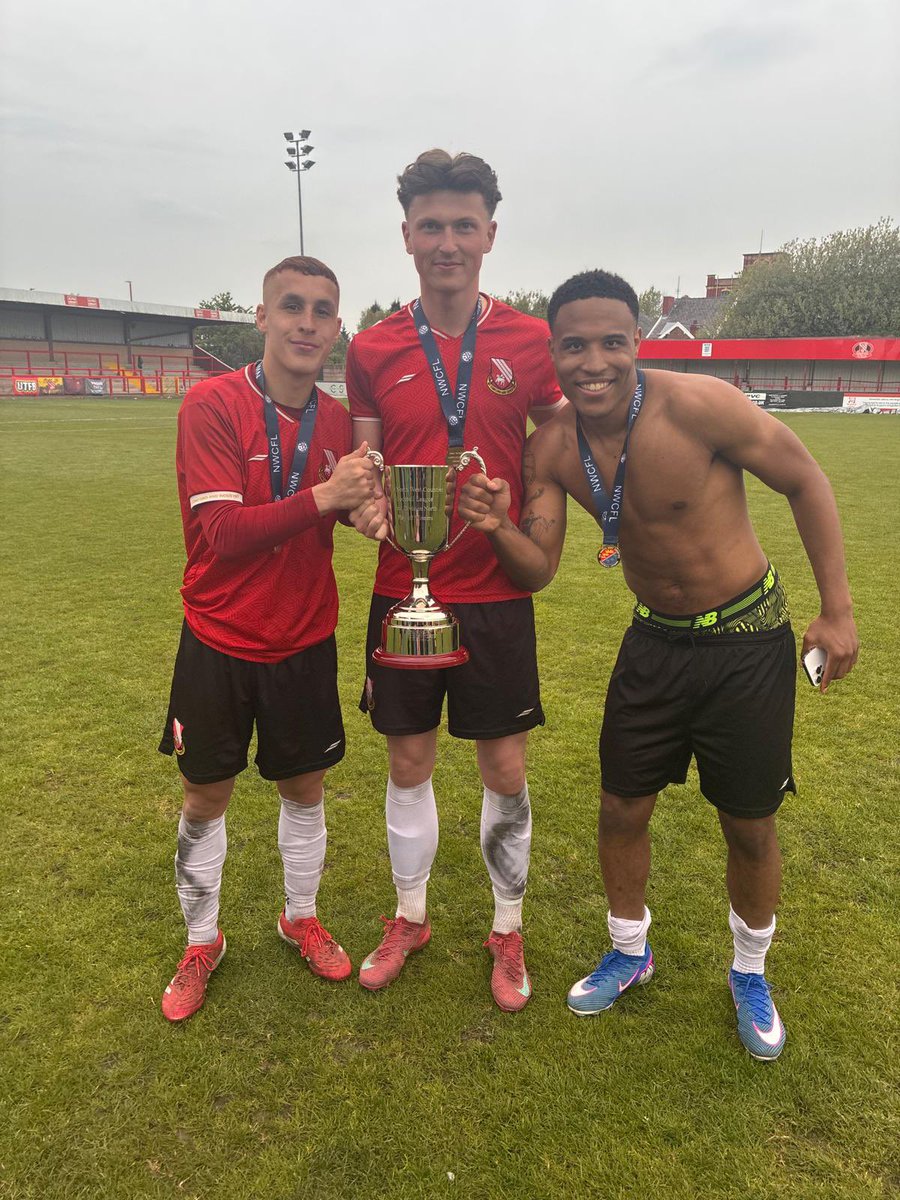 JamieR_7's tweet photo. Brilliant end to a brilliant season yesterday getting promotion with an unreal group of lads❤️ @Droylsden_FC https://t.co/BVOMmdY1N5