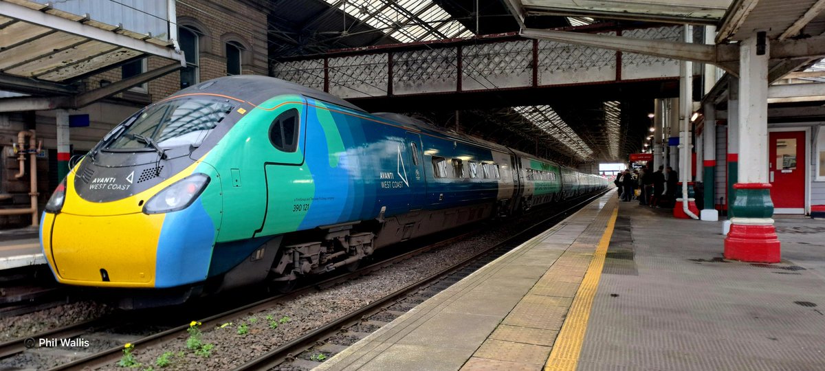 Guard_Amos's tweet photo. One @AvantiWestCoast celebrity Pendolinos  #pendolino390122Opportunity waits its next turn of duty at Preston. The unit would work the 1642 to @NetworkRailGLC 

@railexpress @railcamlive @TodaysRailways @Modern_Railways @RailwayMagazine @ukrailadventure https://t.co/MB9ebYcLmF