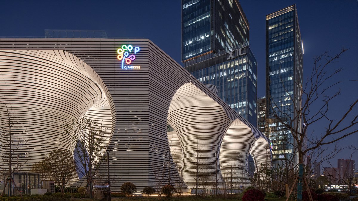 UnthinkableBld's tweet image. Future Car Park Hangzhou by Daniel Statham Studio in Hangzhou reimagines parking as an automated tower for 500 cars, topped with a public garden and event space.
@archpng 
#Architecture #Hangzhou #UrbanDesign