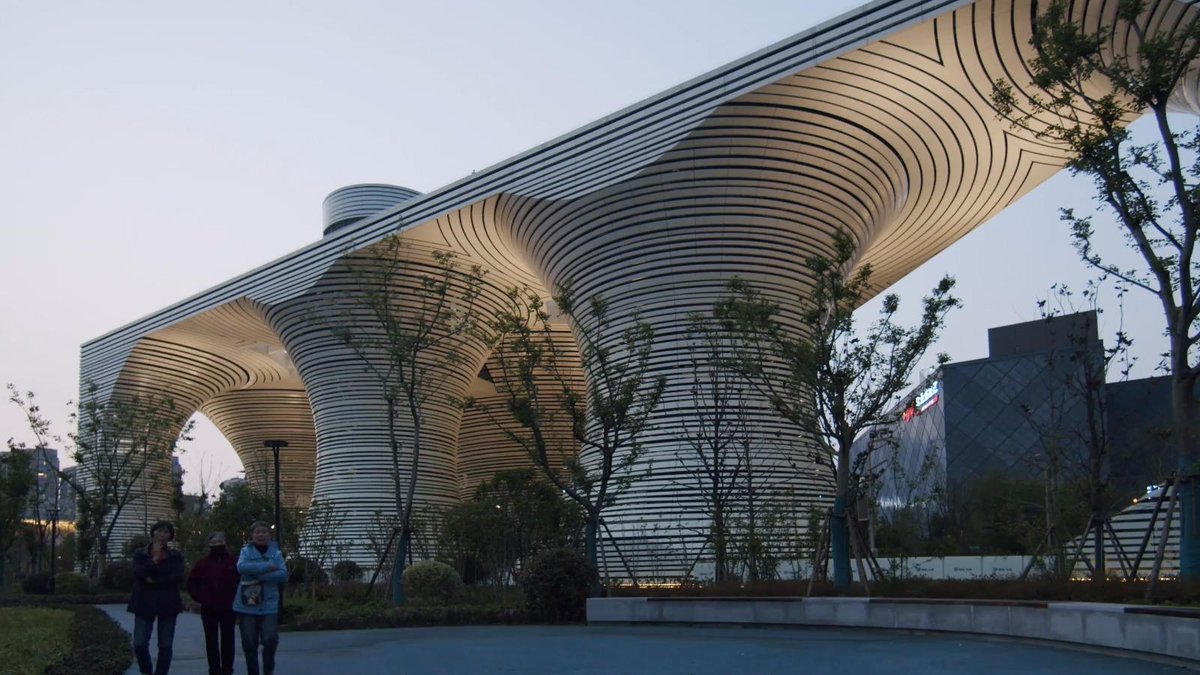UnthinkableBld's tweet image. Future Car Park Hangzhou by Daniel Statham Studio in Hangzhou reimagines parking as an automated tower for 500 cars, topped with a public garden and event space.
@archpng 
#Architecture #Hangzhou #UrbanDesign