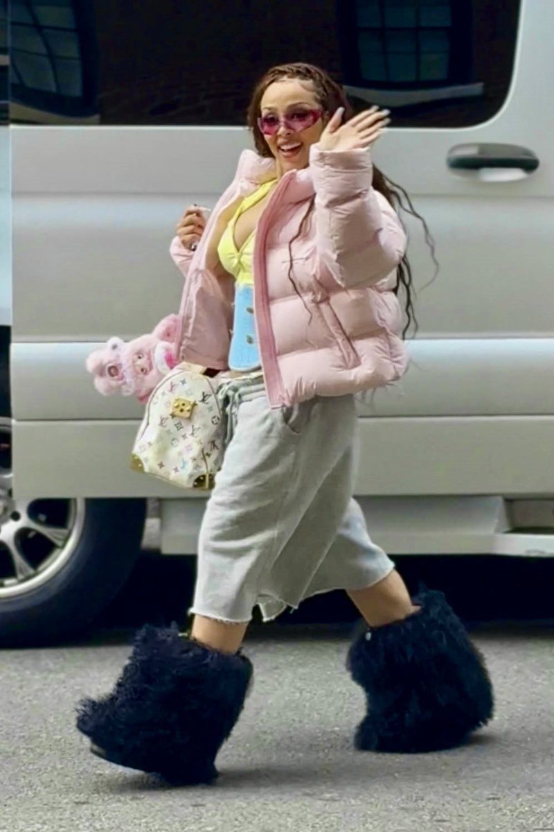 dojaclouds's tweet photo. i’m obsessed with doja in nyc like omg https://t.co/z9opP2Fq6P