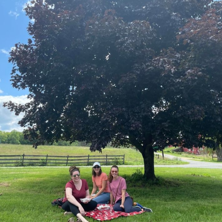 EquestrianPA's tweet image. Bring the whole family, and your dog, too, for a summer vacation in the #PoconoMtns.🐾 Oh, and the wild blueberries will be ripe if you get here in late July.🫐
Book early. Book direct: zurl.co/exwgM 
#vacationrentals #airbnb #honeyblueberryfestival #summervacation