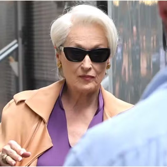 seriesemcena's tweet photo. David Frankel falou sobre a “rivalidade” entre Lady Gaga e Miranda Priestly, personagem de Meryl Streep, em “O Diabo Veste Prada 2”:

“Nós criamos essa ideia para a personagem da Gaga, como se existisse um histórico terrível entre elas, e ela fosse uma diva que Miranda simplesmente não suporta. E a Gaga adorou isso! Foi muito divertido para as duas interpretarem esse momento cheio de alfinetadas.”