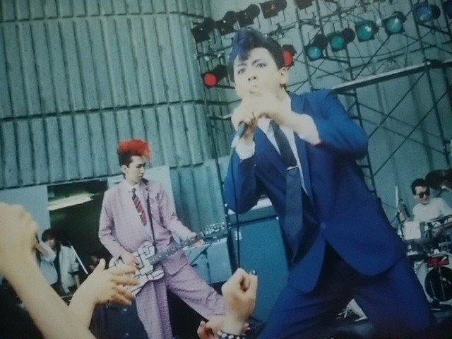 コ tweet media
