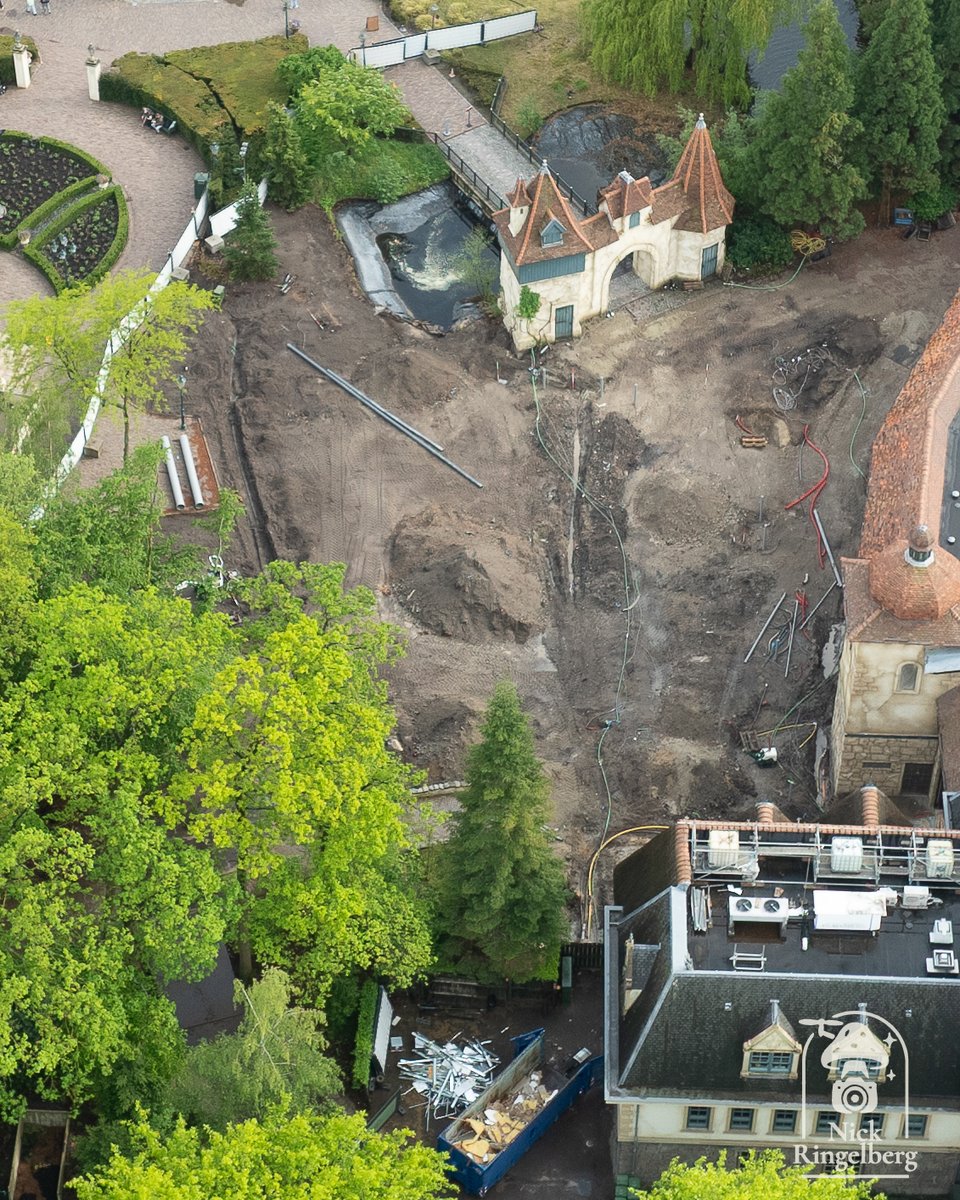 RingelbergNick's tweet photo. Raveleijn bouwupdate:
Nu de infill Hooghmoed bij de Baron klaar is, kunnen we weer af en toe meekijken bij de infill van Raveleijn. Vanuit de lucht is goed te zien dat er opnieuw veel groen verdwenen is.
#Efteling #Raveleijn #Hooghmoed #Baron1898 #Bouwupdate #Efteling
πβ¦ https://t.co/pVbf1rsZf5