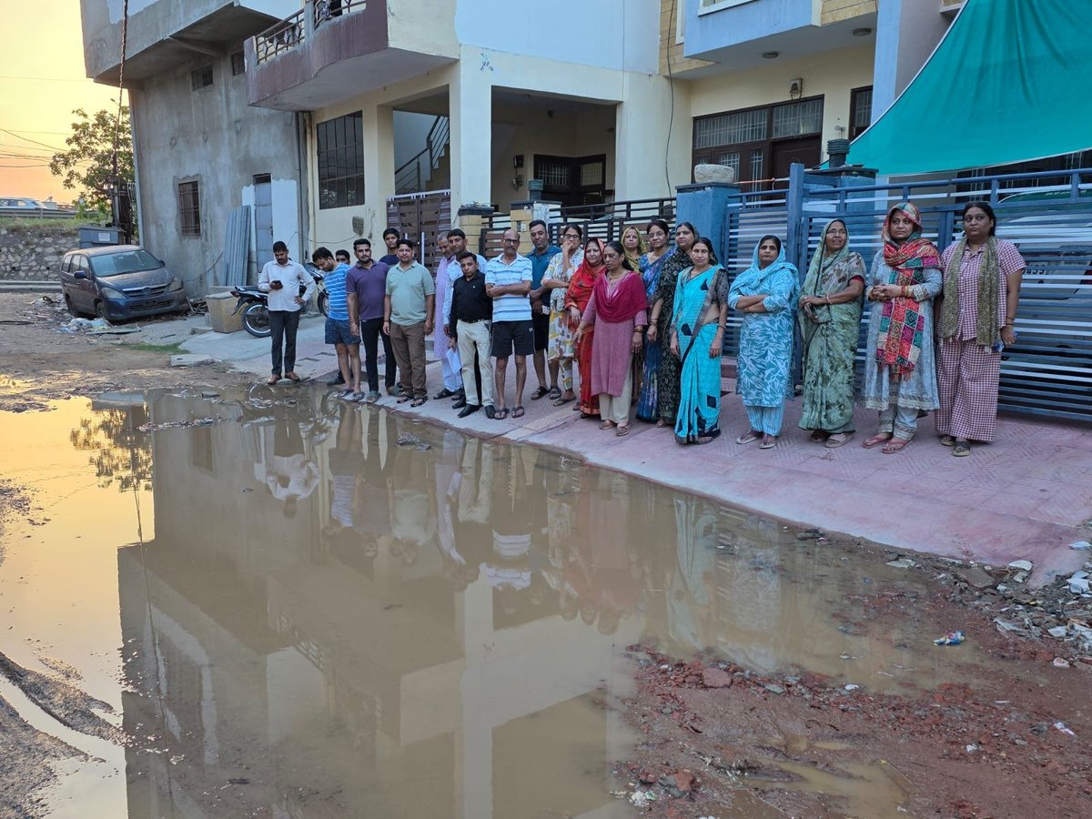 1stIndiaNews's tweet image. #Jaipur: सड़क निर्माण नहीं होने से बढ़ी लोगों की परेशानी !

मानसून से पहले समस्या समाधान की लोगों ने रखी मांग, मुरलीपुरा क्षेत्र के वार्ड-11 स्थित गणेश नगर-2 के लोग जूझ रहे समस्या से.... 

#RajasthanWithFirstIndia #JaipurNews @RajGovOfficial