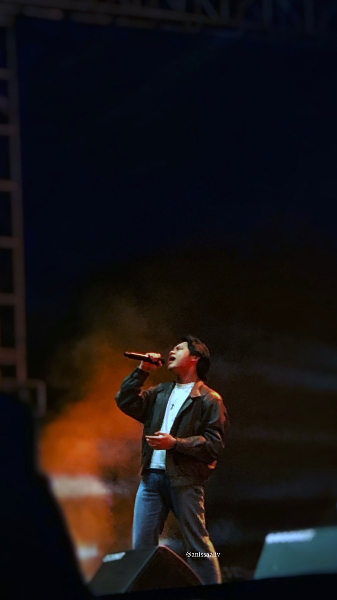 stressdikitt's tweet image. mari kita keluarkan foto cakep rony dari hasil jepretan amatiran gue di neverland kemaren 

#ronyparulian #neverland #malang
