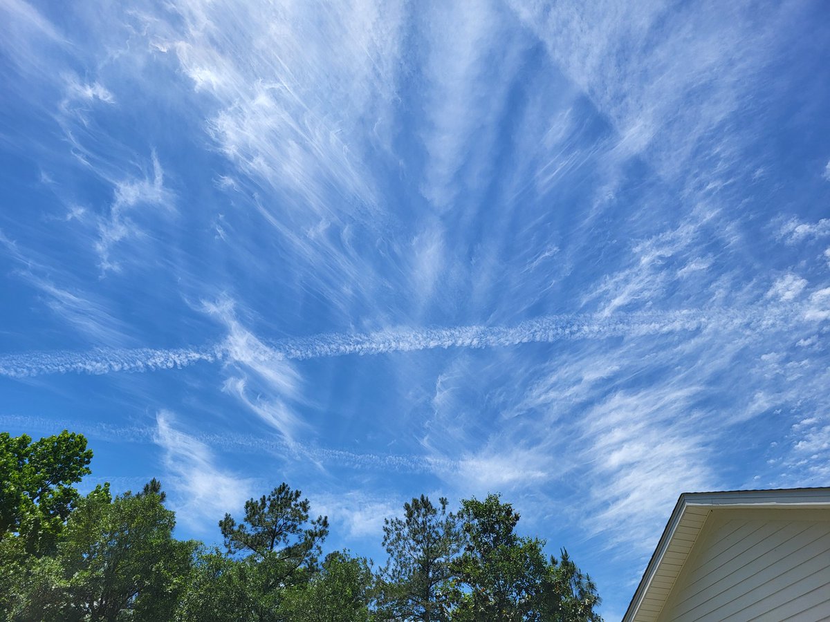 nojdlonra's tweet image. The country is running out of jet fuel, but they have enough to spray the Florida panhandle all morning. #chemtrails #geoengineering