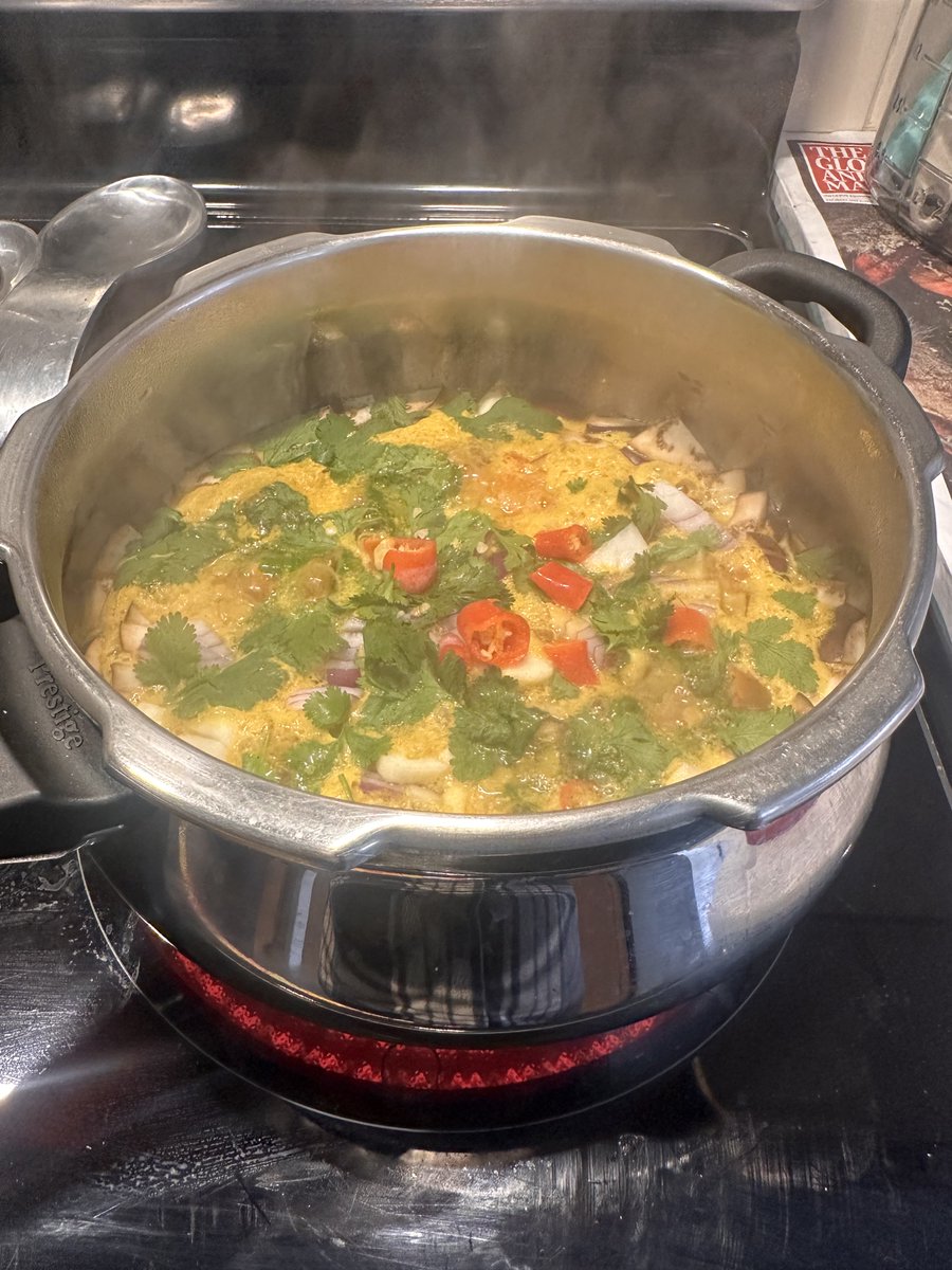PankilRichards's tweet image. Chop ‘n’ Drop (in Hot! pot)

#Sambar #Food
#Photography