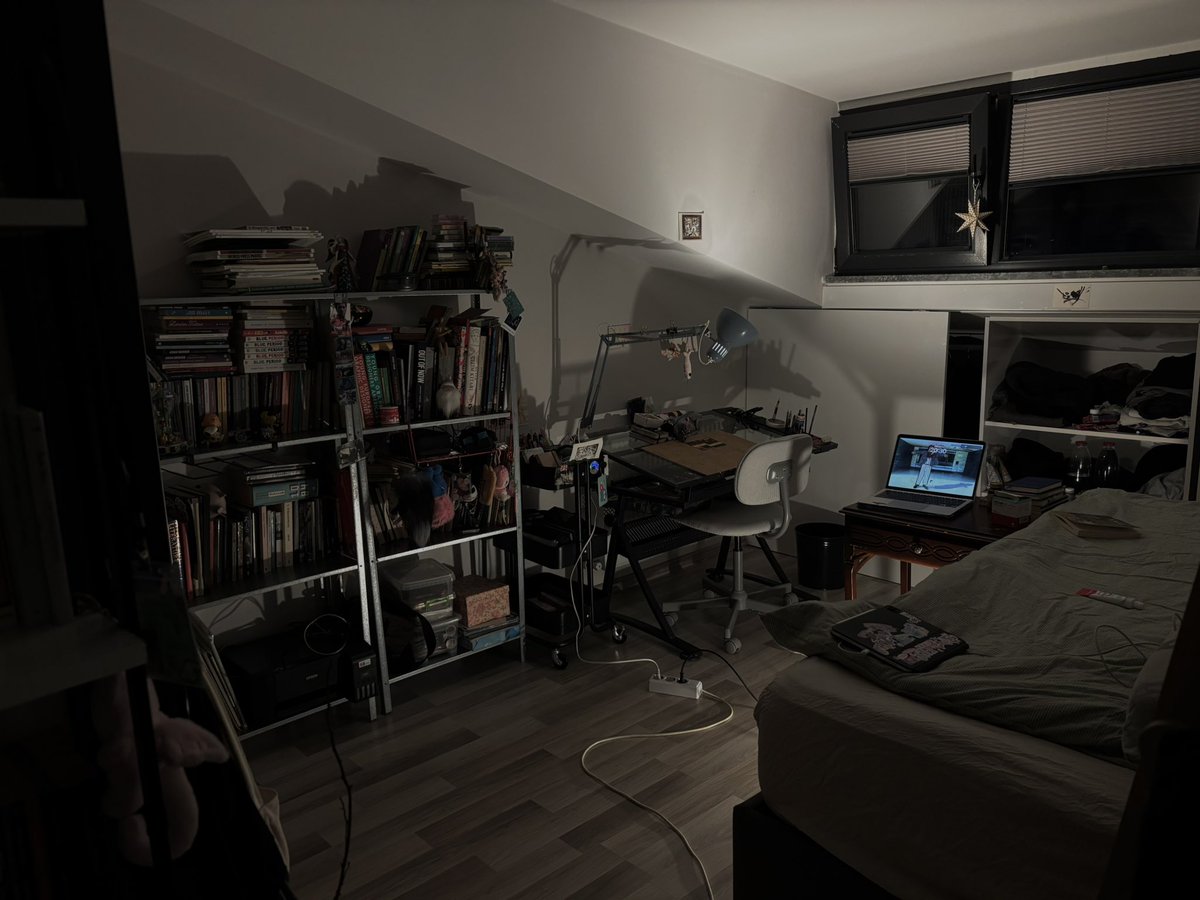 gothicwse's tweet photo. my room https://t.co/TRHfqvYRLJ