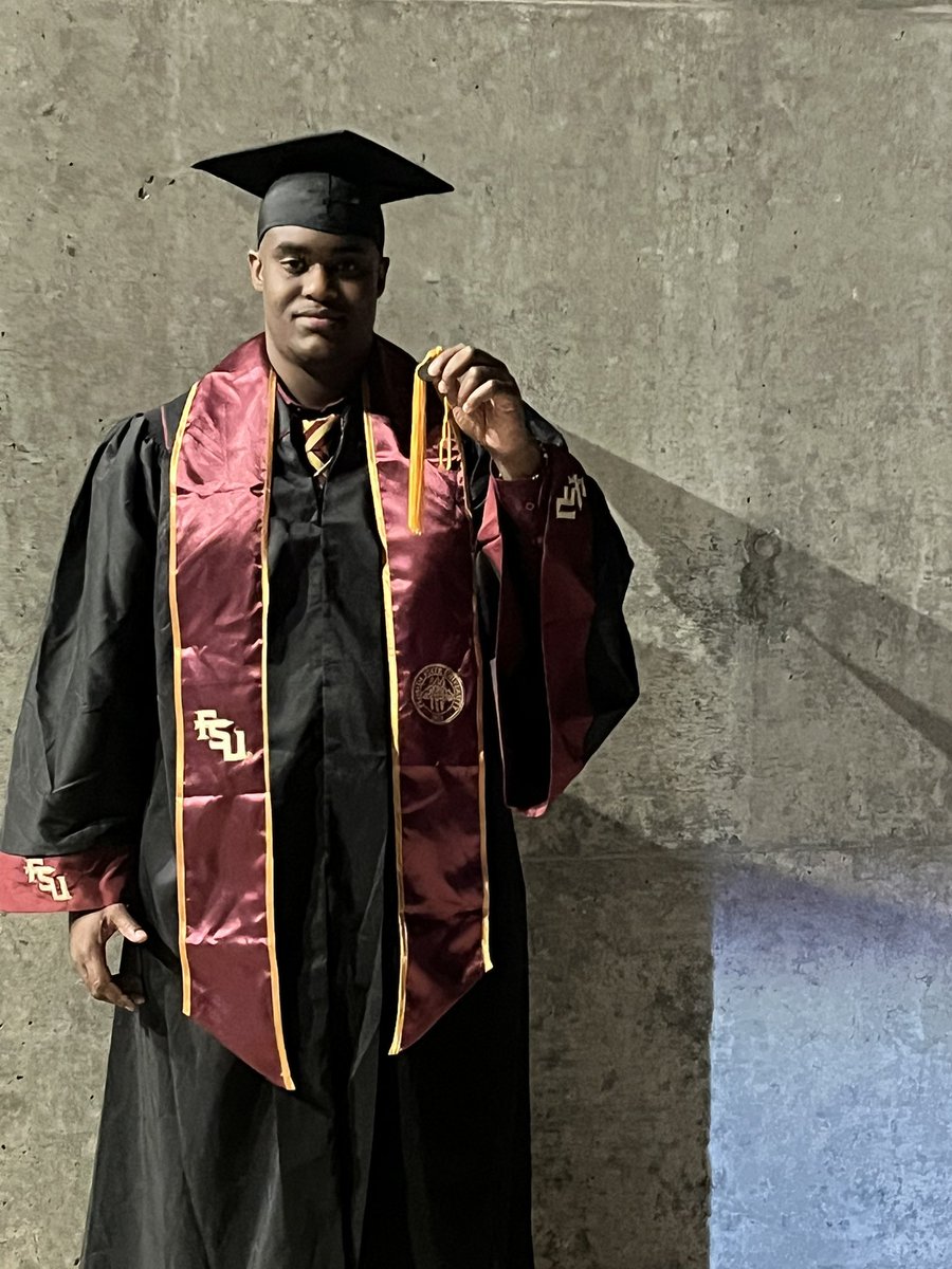 Tylerscorpio94's tweet image. #youngerbrother #fsugraduation #may2nd