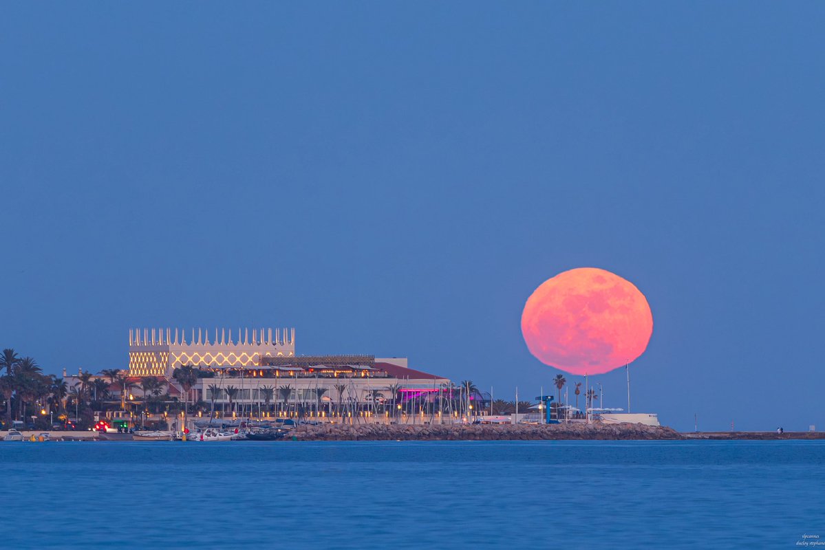 Slpcannes's tweet image. Lever de la pleine lune du 1er mai qu’on appel « la pleine lune des fleurs »

#cannes #CannesFrance #cotedazurfrance 
@villecannes @VisitCotedazur @Cannes_France