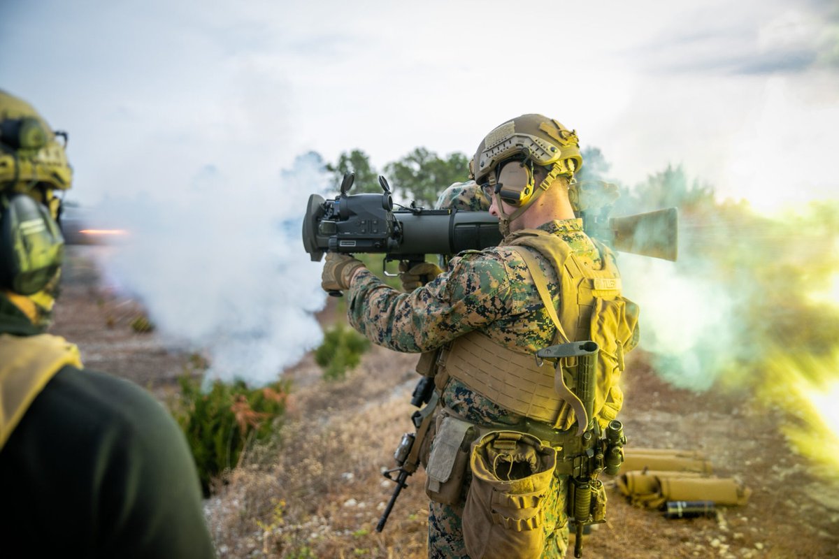 cisnenegro's tweet photo. Otra partida más, esta en solitario, a #ModernTactics. Las fuerzas canadienses tienen que entrar, localizar un búnker (fichas de Contact) y destruirlo. Disponen de dos vehículos y una hermosa zambomba Carl G, entre otras cosas. Voy contando: ⬇️ https://t.co/SxkoaRfecX