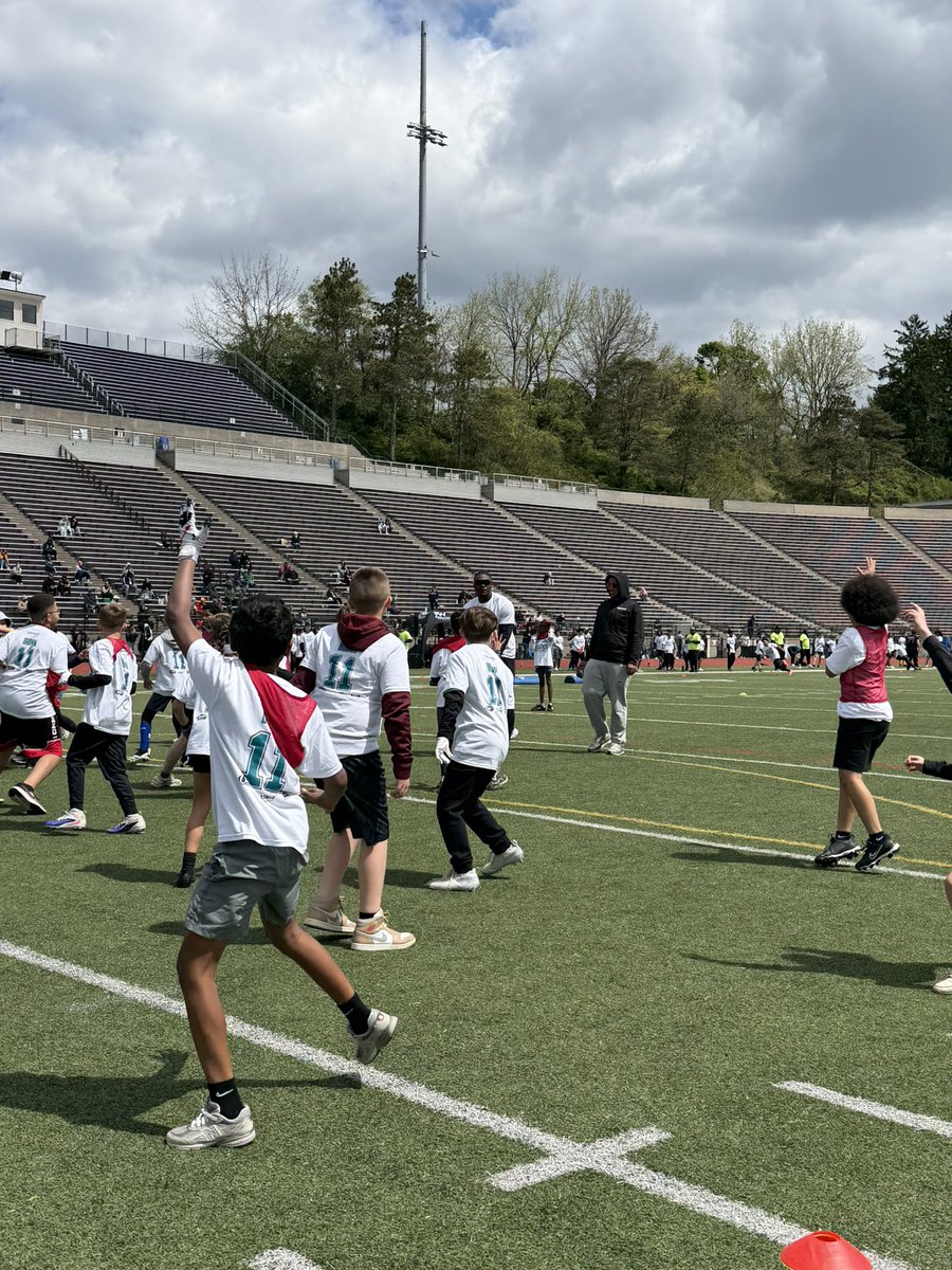 shreeyapatel131's tweet image. One of the campers asked AJ Brown if he’s staying in Philadelphia, he just pointed to his shirt and said, “I’m an Eagle.” 👀