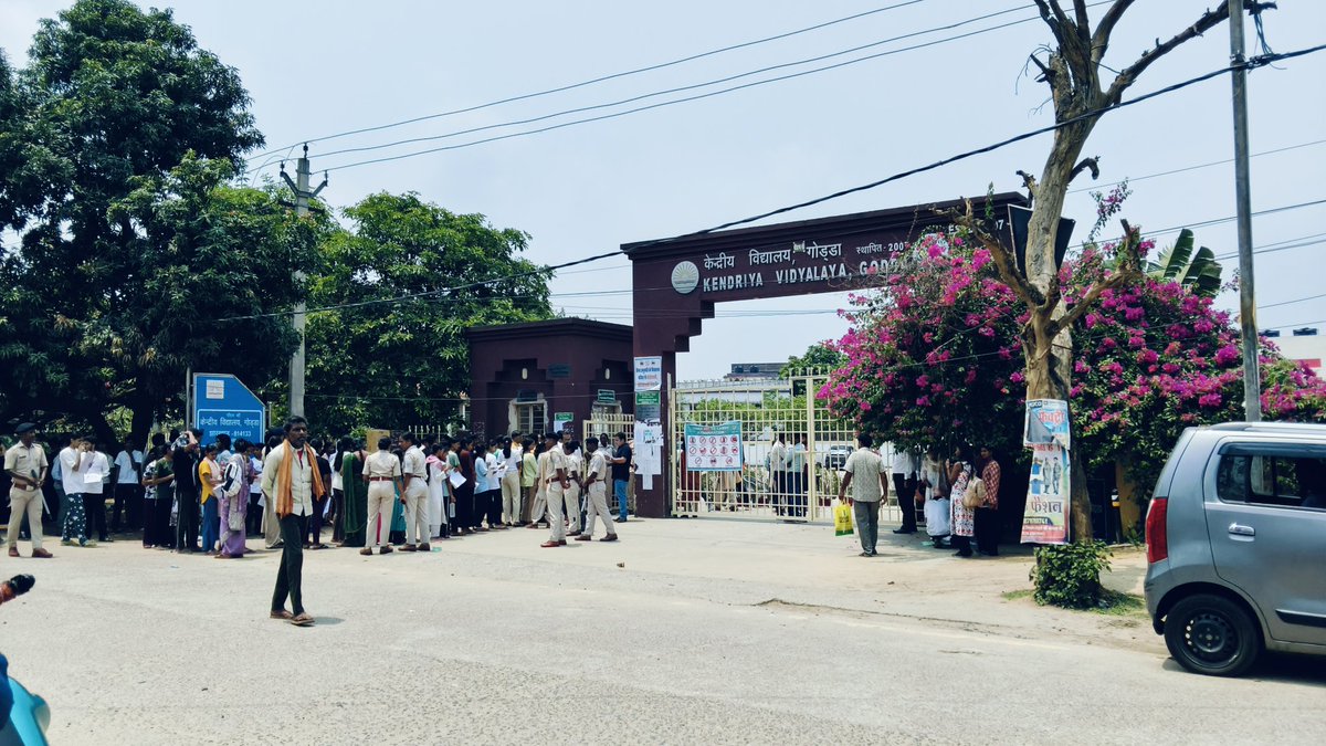 dcgodda's tweet photo. 🔷 कड़ी सुरक्षा व्यवस्था के साथ NEET-UG 2026 परीक्षा संपन्न
आज दिनांक 03 मई 2026 को जिला प्रशासन, गोड्डा के नेतृत्व में NEET-UG 2026 परीक्षा सफलतापूर्वक, शांतिपूर्ण एवं कदाचारमुक्त वातावरण में संपन्न हुई।
#NEETUG2026 #Godda #SafeExam #TransparentGovernance #TeamPRD https://t.co/0iz5pPfCsg