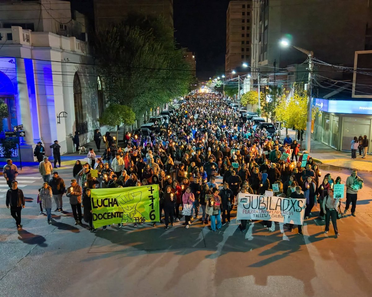 javier6365's tweet photo. Corrección. ! Pero igual entro la balubi 😂
🚨🚨 CHUBUT ESTÁ TOMADO Y LAS AUTORIDADES REFUGIADAS EN UN CUARTEL MILITAR 

“Chubut al borde de un estallido social.” Miles de docentes y trabajadores estatales autoconvocados coparon las calles de “Trelew, Rawson https://t.co/LLp7q0YNuH