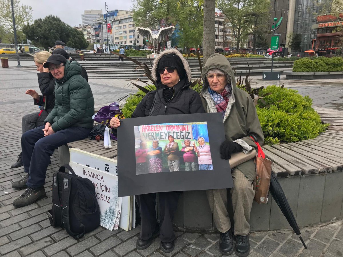 karinca2024's tweet photo. İstanbul'daki  yaşam savunucuları zeytine ve toprağına sahip çıkan Esra Işık için bu hafta da Beşiktaş Meydanı’nda nöbetteydi. Her hafta pazar günü  bir ilçede nöbetler devam edecek. Bu sadece Esra’nın değil hepimizin davası.
 YAŞASIN YAŞAM MÜCADELESİ 
 #EsraIşıkSerbestBırakılsın https://t.co/AiVEHaTNoA