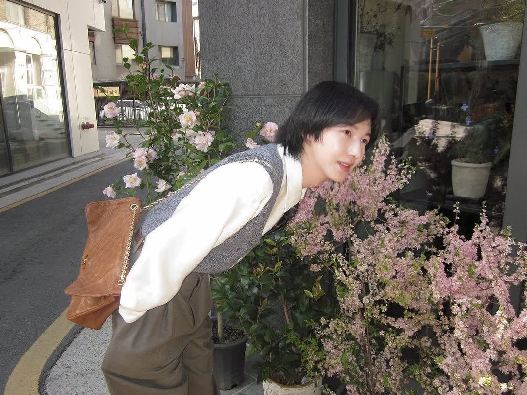 Renjuny's tweet photo. anthophile, 
by soul. 🌸 https://t.co/ymNXltNuFw