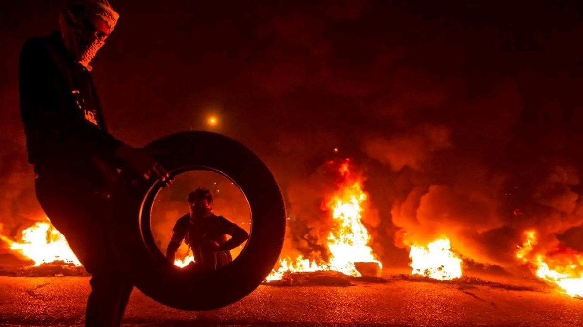 ME_Observer_'s tweet photo. ⭕️⚡️Breaking | Yemen: 
Protets have ignited in the city of Mukalla in Hadhramaut Governorate.

Protesters are blocking main streets and burning tires to denounce power outages, shortages of petroleum products and household gas, deteriorating services, the suspension of salary payments, skyrocketing prices, and the collapse of living and economic conditions. 

They chant slogans against Saudi Arabia and the pro-Saudi government