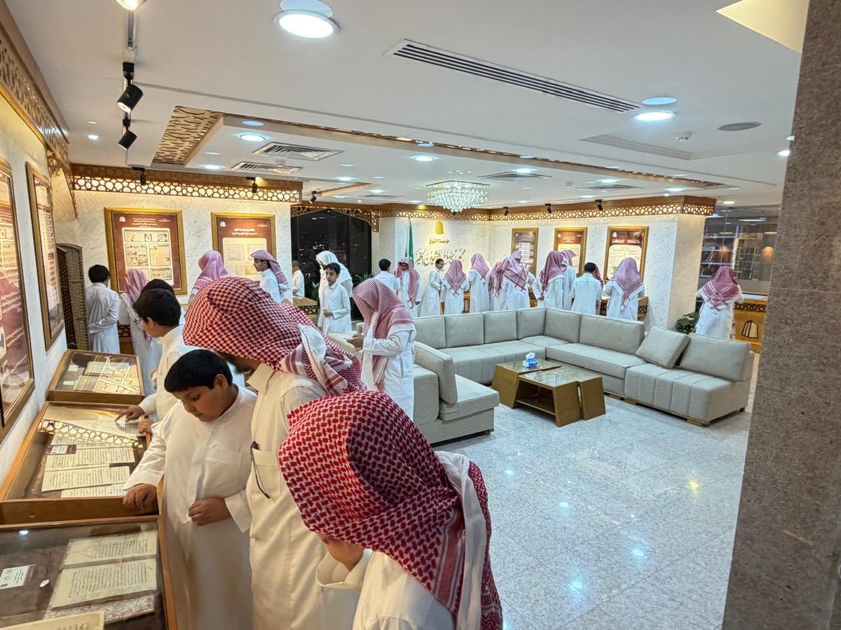 binothemeen's tweet photo. زار طلاب جمعية مكنون لتحفيظ #القرآن_الكريم بمدينة #الرياض مؤسسة الشيخ محمد بن صالح العثيمين الخيرية رحمه الله تعالى ، حيث تجوّلوا في معرض تراث الشيخ عبدالرحمن السعدي والشيخ محمد بن صالح العثيمين رحمهما الله ، واطّلعوا على جانبٍ من سيرتهما العلمية وجهودهما المباركة.
#ابن_عثيمين
#ابن_سعدي
#القصيم
#عنيزة