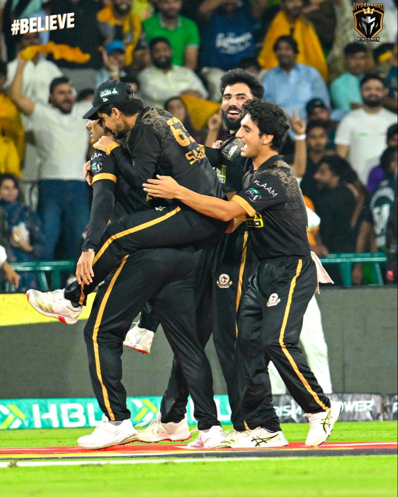 HHKingsmen's tweet photo. Kingsmen Spirit on display. 

#PZvHK https://t.co/07pE1A3sc9